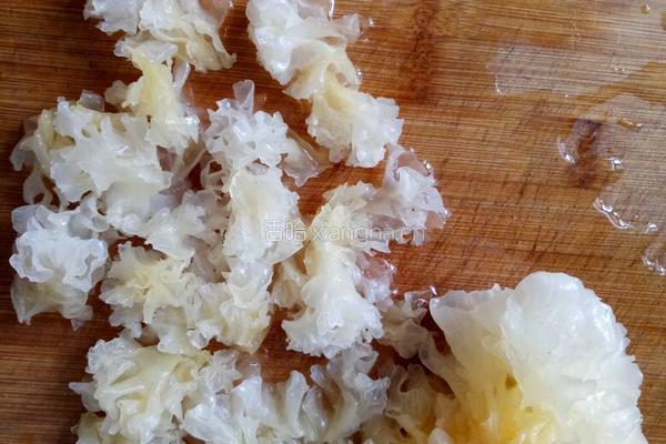 百合银耳莲子羹的做法图解2