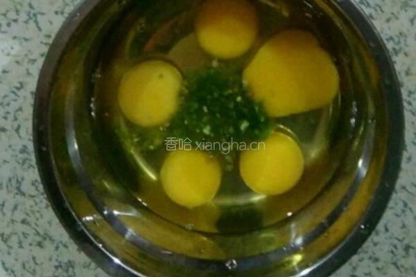 水分辣椒鸡蛋的做法图解1