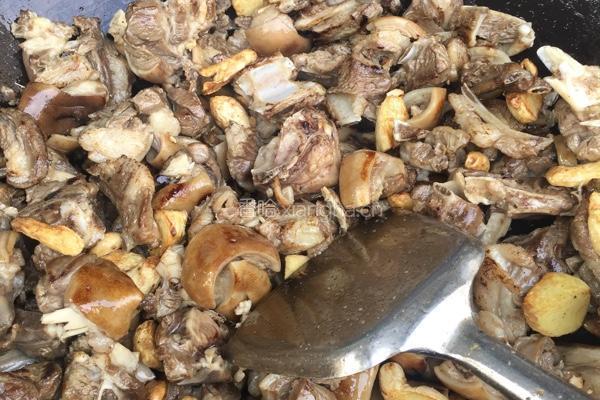 药膳甘蔗炆羊肉的做法图解3