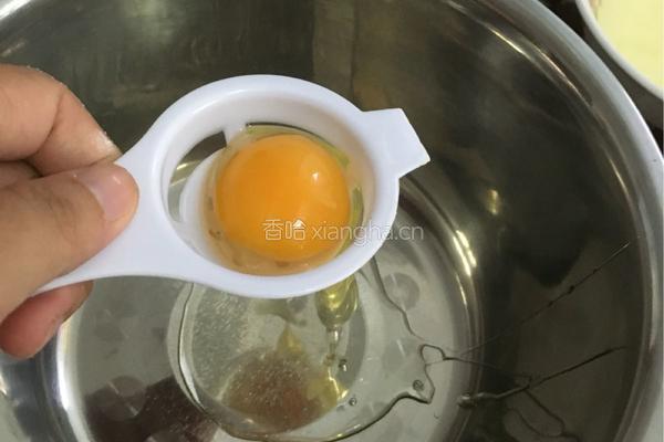 戚风三层草莓夹心蛋糕的做法图解2