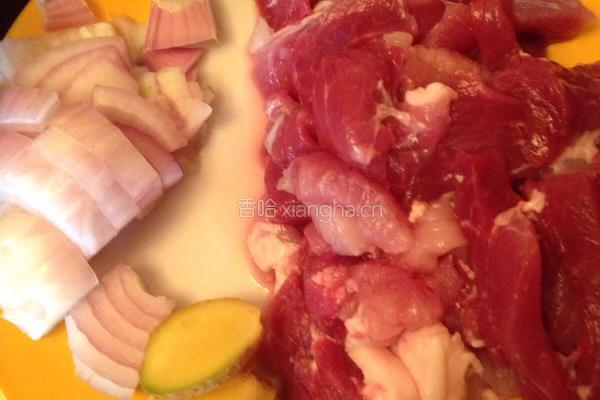 胡萝卜肉丸子的做法图解1