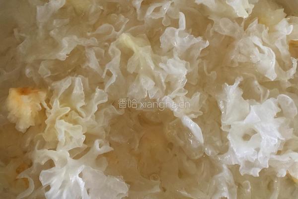 红枣银耳莲子羹的做法图解3