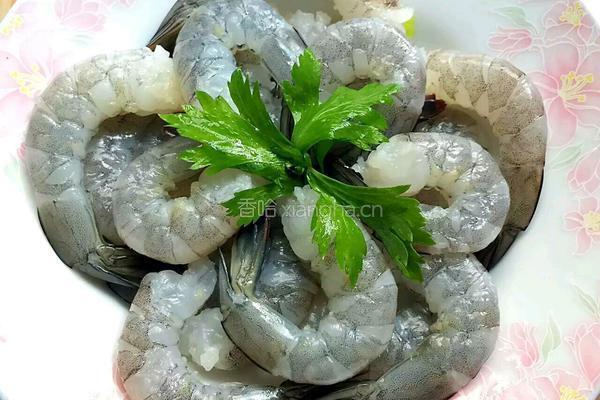 酸甜虾的做法图解1