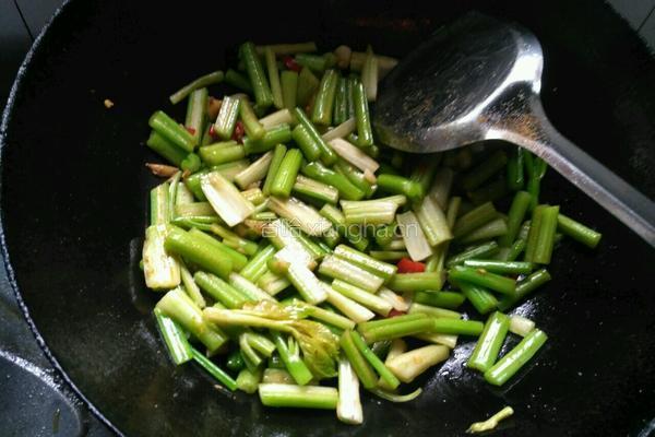 芹菜炒腐竹的做法图解5