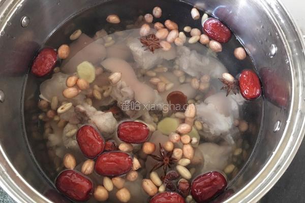 花生黄豆猪脚汤的做法图解6