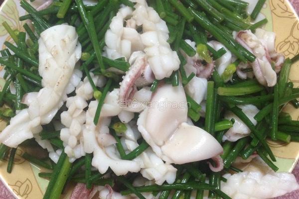 韭菜花炒鱿鱼的做法图解4