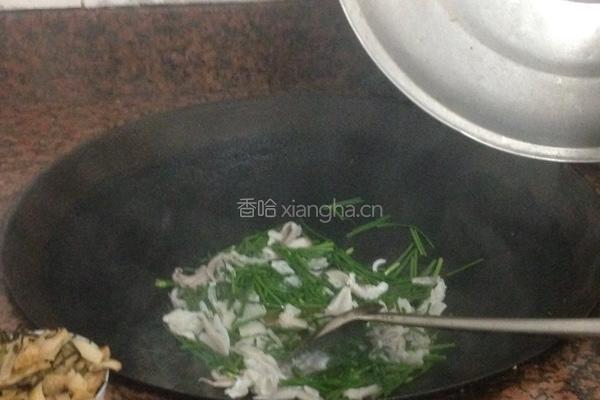 韭菜花炒鱿鱼的做法图解3