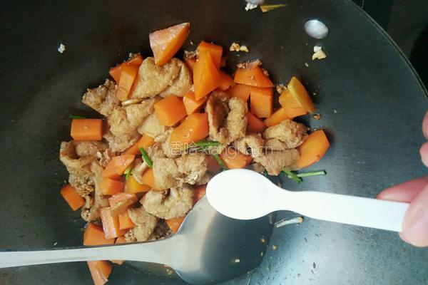 胡萝卜烧豆泡的做法图解8