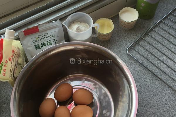 抹茶蔓越梅戚风8寸的做法图解1