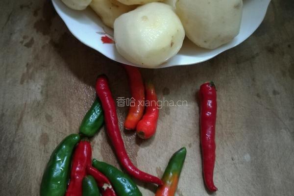 双椒锅巴土豆的做法图解2