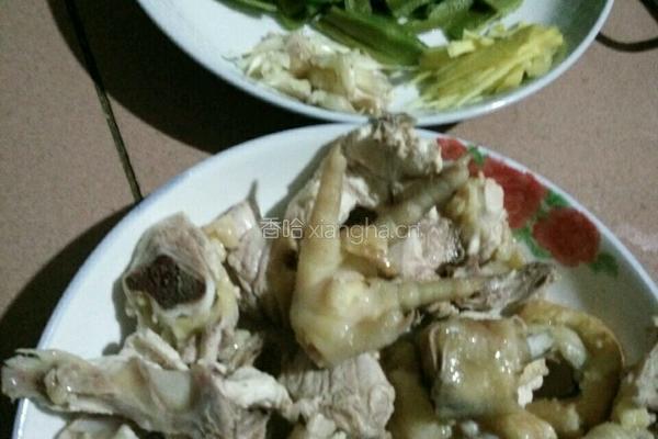 贡菜焖鸡肉的做法图解2