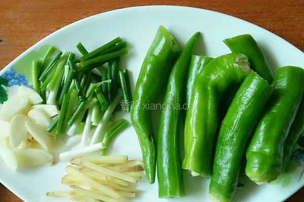虎皮煎椒炒腊肉的做法图解2