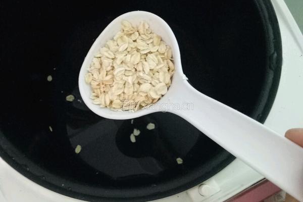 牛奶燕麦粥的做法图解2