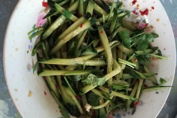 凉拌香菜黄瓜的做法图解4
