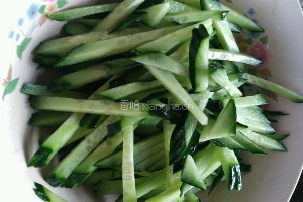 凉拌香菜黄瓜的做法图解2