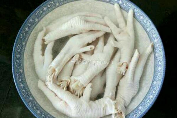 泡椒凤爪的做法图解1