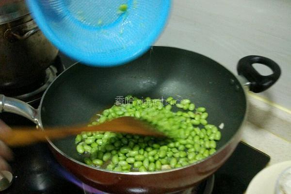 毛豆炒虾的做法图解3
