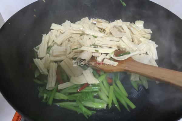 芹菜炒腐竹的做法图解5