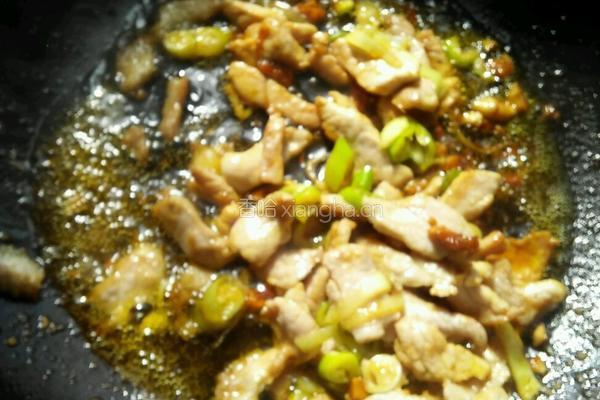 绿豆芽炒韭菜的做法图解3