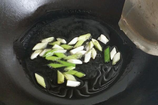 西红柿炒豆腐的做法图解2