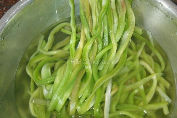 贡菜炒五花肉的做法图解2