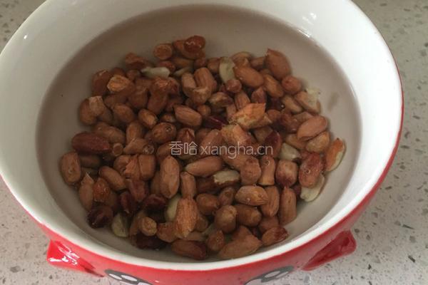 花生米炖猪蹄的做法图解4