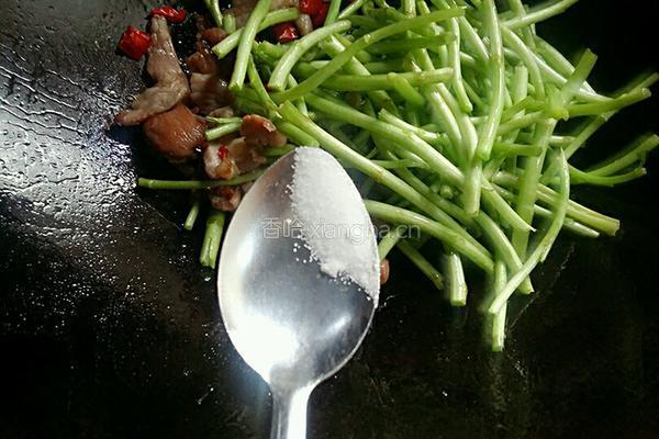 咸肉炒藜蒿的做法图解7
