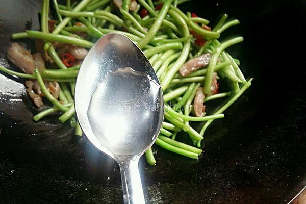 咸肉炒藜蒿的做法图解8