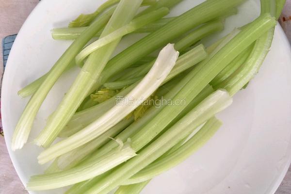 西芹炒香干的做法图解1