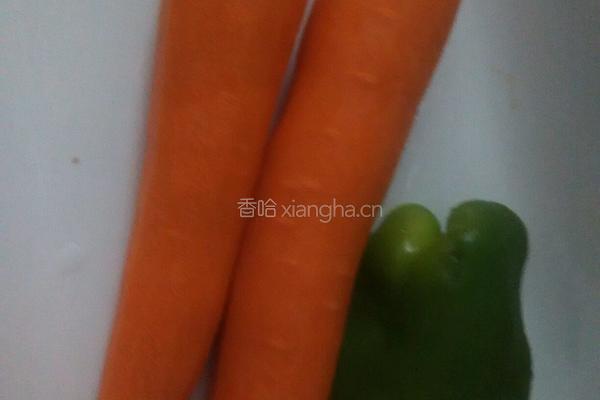 胡萝卜炒鸡丁的做法图解1