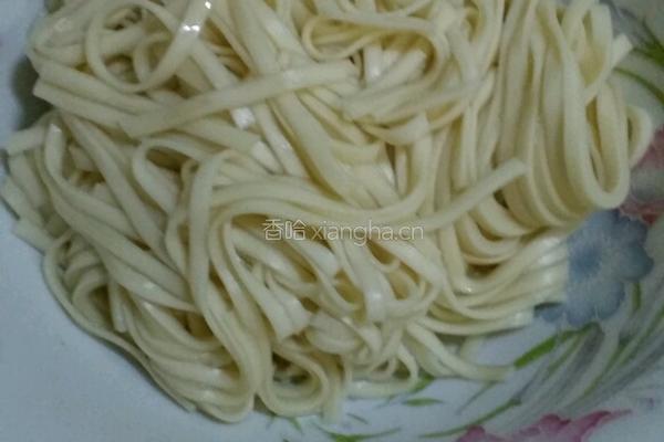 红烧牛肉汤煮面条的做法图解1