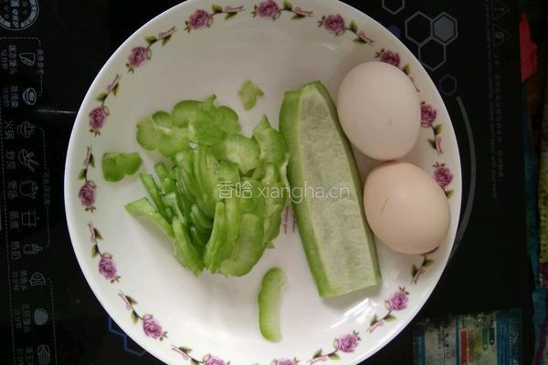 苦瓜煎蛋的做法图解1