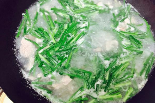 猪肉花甲韭菜汤的做法图解5