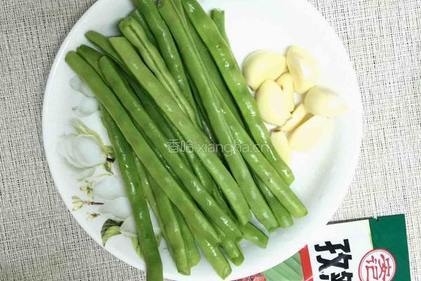 前腿肉炒四季豆的做法图解2