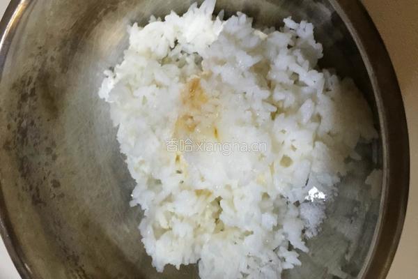 鱼子酱饭团的做法图解2