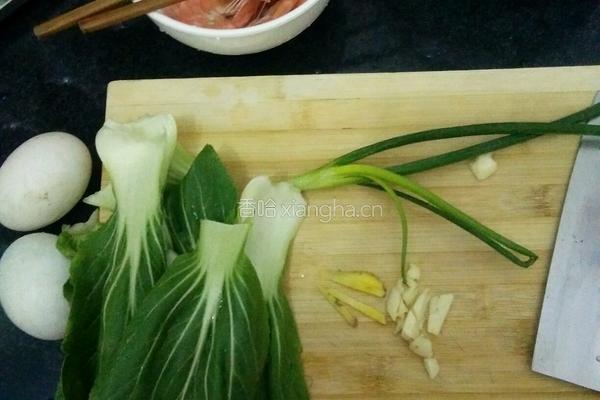 油菜鲜虾鸭蛋汤的做法图解1