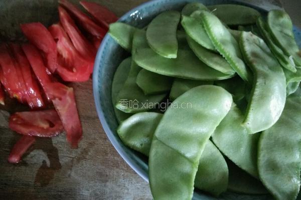西红柿炒扁豆的做法图解1