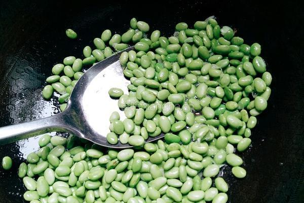 木耳炒毛豆的做法图解2