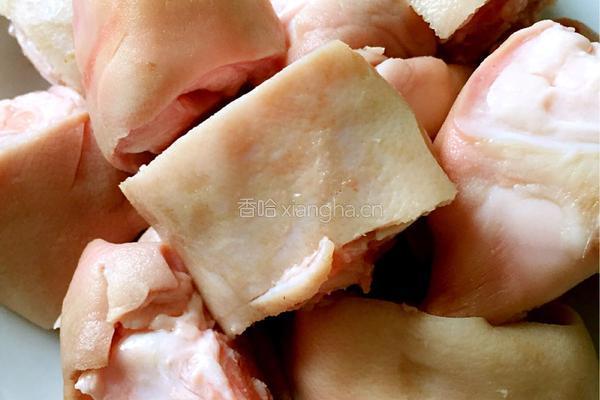 猪蹄焖黄豆的做法图解2