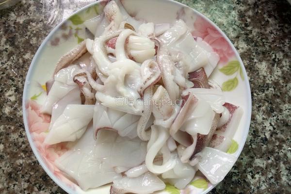花菜炒鱿鱼的做法图解1