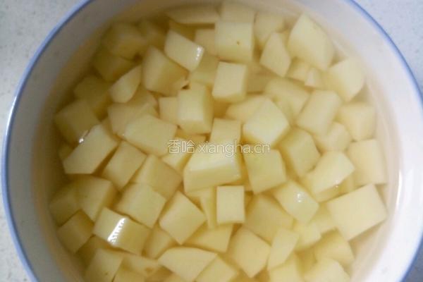 土豆焖饭的做法图解1