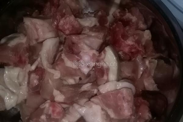 鸡骨架炖土豆的做法图解1