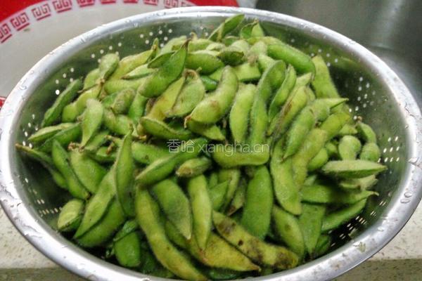 凉拌毛豆的做法图解1