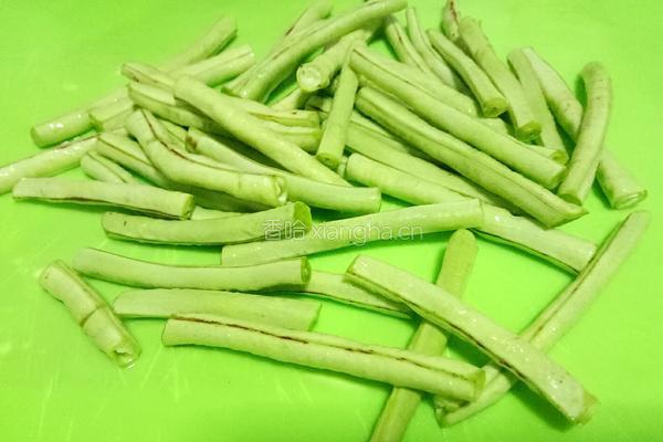 肉丝豆角炆茄子的做法图解2