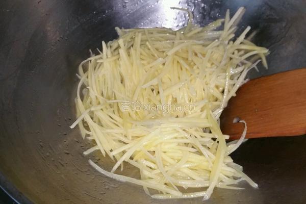 芹菜炒土豆丝的做法图解1