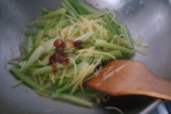 芹菜炒土豆丝的做法图解4