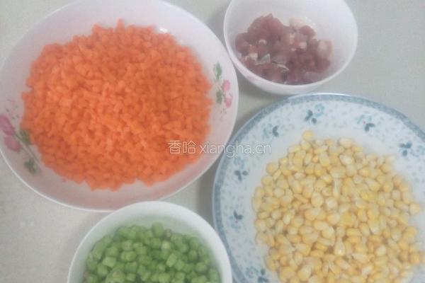 蛋包炒饭(小黄人)的做法图解1