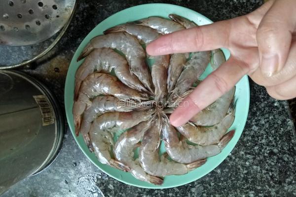 青椒耗油虾的做法图解2