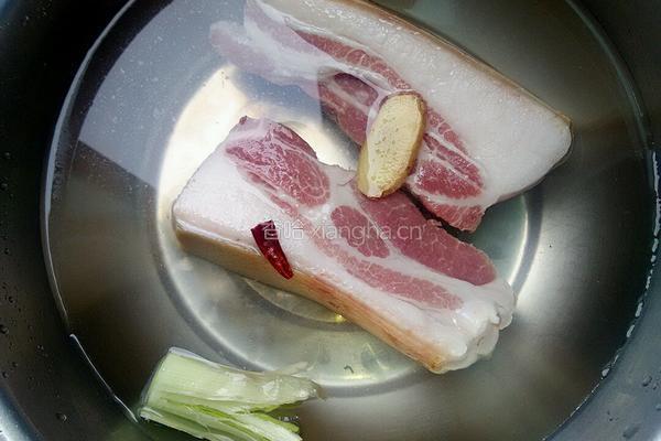 蒜苗苦瓜炒肥肉的做法图解1