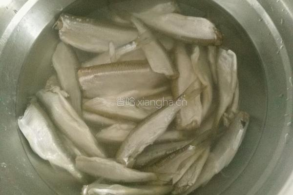 小炸鱼的做法图解1